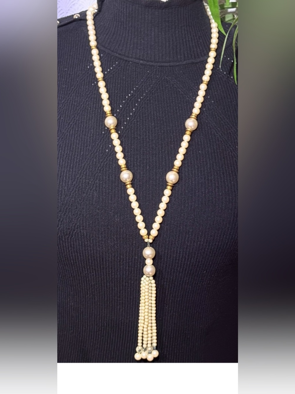 Beautiful Roaring 20’s Pearl Tassel Necklace Gold Accents. Vintage